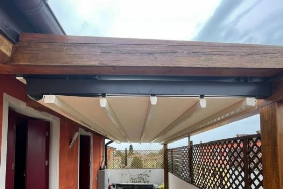 Pergola ad impacchettamento con struttura in legno Altavilla Vicentina