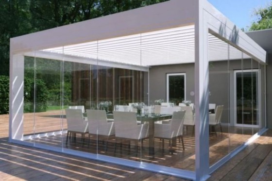 Pergola bioclimatica con vetrata Lonigo