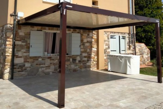 Pergola bioclimatica addossata Cassola